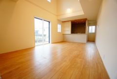 大きな窓のあるリビングは、陽光あふれる明るい空間です。居心地良く、ご家族皆がゆったり寛げる憩いの空間となりそうです。