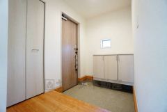 たっぷり収納できるシューズボックスです。家族全員の靴がきれいに整頓できます。棚の上にお花や写真を飾っても良いですね。