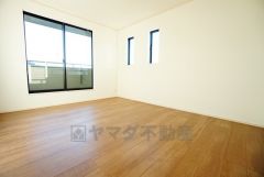 2面採光を確保した明るい室内は、風通しも良く、大変居心地の良い空間となっております。爽やかな風を感じて起きる朝は、快適生活の始まりに。