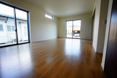 大きな窓のあるリビングは、陽光あふれる明るい空間です。居心地良く、ご家族皆がゆったり寛げる憩いの空間となりそうです。