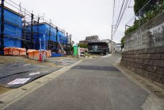 現地（2025年11月12日）撮影。住人以外の車の進入も少なく、小さなお子様を持つご家庭にも安心です。