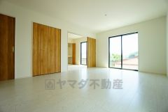 大きな窓のあるリビングは、陽光あふれる明るい空間です。居心地良く、ご家族皆がゆったり寛げる憩いの空間となりそうです。