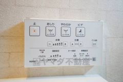 壁リモコンタイプのウォシュレット付き。すっきりした見た目で、トイレ奥の掃除もしやすいです。