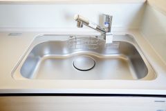 広々とした凸型シンクに洗剤ポケットを標準装備。大きなお鍋など洗いやすいです。