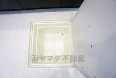 キッチンにある床下収納は、居住スペースを減らさずに買い置きの調味料や非常食などを保管することができます。