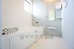 1日の疲れを癒すくつろぎのバスルーム。足を伸ばしてもゆったりと入れるサイズです。お子様と一緒にお風呂に入っても狭くないですね^^