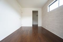 同仕様写真。住む人のこだわりを活かす洋室。日当たりがよく、寝室としての利用もおすすめ。広めのクローゼットには荷物をすっきり片付けられ、ゆとりのある暮らしが出来ます＾＾