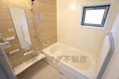 同仕様写真。1日の疲れを癒すくつろぎのバスルーム。足を伸ばしてもゆったりと入れるサイズです。お子様と一緒にお風呂に入っても狭くないですね＾＾