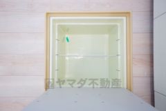 キッチンにある床下収納は、居住スペースを減らさずに買い置きの調味料や非常食などを保管することができます。