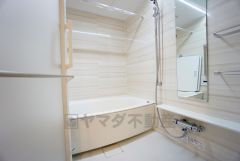 バスルームの洗い場の床材は水はけの良い素材を採用。カビが生えにくい設計になっております。
