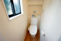 温水洗浄機付トイレです。節水機能もあるので、安心して使えますね。もちろん、1階2階の2ヶ所にトイレがあるので、忙しい朝にもゆとりができますね。