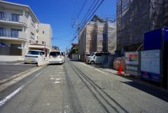 現地（2025年4月29日）撮影。 前面道路は広く、車同士がすれ違うスペースが十分にあります。落ち着いた住宅地内で快適な生活を実現してみませんか＾＾