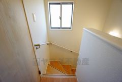 同仕様写真。リビング内に階段があれば、転倒する可能性のある子どもやお年寄りの階段の上り下りを見守ることができ、子育てや介護がしやすくなりますね。