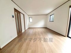 広々とした設計で、家族が集いやすく、くつろぎやすいリビングです。