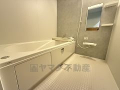 1日の疲れを癒すくつろぎのバスルーム。足を伸ばしてもゆったりと入れるサイズです。お子様と一緒にお風呂に入っても狭くないですね^^