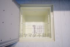 キッチンにある床下収納は、居住スペースを減らさずに買い置きの調味料や非常食などを保管することができます。