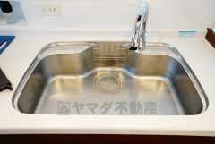 広々とした凸型シンクに洗剤ポケットを標準装備。大きなお鍋など洗いやすいです。