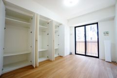 主寝室としてお使いいただけそうなこちらのお部屋は、日当たりが良く、爽やかな風を感じて起きる朝は、快適生活の始まりに。