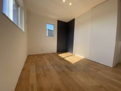 2面採光を確保した明るい室内は、風通しも良く、大変居心地の良い空間となっております。爽やかな風を感じて起きる朝は、快適生活の始まりに。