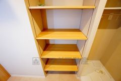 便利な洗面室収納。散らかりがちなバスタオルや清掃用品、化粧品や予備のシャンプー等もきれいに整頓できますね。