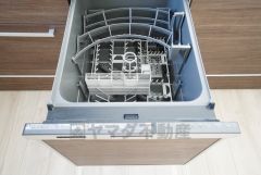 同仕様写真。食事の後の手間を解消する食器洗い乾燥機付。冬場の洗い物で手荒れの悩みもなくなります。手洗いよりも節約できて便利。