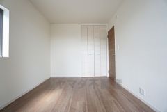 同仕様写真。住む人のこだわりを活かす洋室＾＾広めのクローゼットもあり荷物もすっきり片付けられ、ゆとりのある暮らしが出来ます＾＾