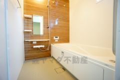 1日の疲れを癒すくつろぎのバスルーム。足を伸ばしてもゆったりと入れるサイズです。お子様と一緒にお風呂に入っても狭くないですね^^