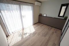 住む人のこだわりを活かす洋室。日当たりがよく、寝室としての利用もおすすめ。ウォークインクローゼットもあり荷物もすっきり片付けられ、ゆとりのある暮らしが出来ます＾＾