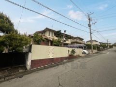 前面道路は広く、車同士がすれ違うスペースが十分にあります。落ち着いた住宅地内で快適な生活を実現してみませんか＾＾