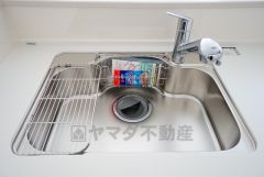 広々とした凸型シンクに洗剤ポケットを標準装備。大きなお鍋など洗いやすいです。