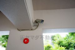 防犯カメラ付き。マンション内のトラブル・犯罪の抑止効果があり、防犯性アップ。