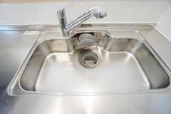 広々としたステンレスシンクには、洗剤やスポンジを収納出来るラック付き。広さも確保しているので、大きなお鍋も洗いやすいです。