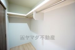 季節物の衣類もスッキリ収納できるウォークインクローゼット。クローゼット内で洋服のコーディネートから着替えまで中で出来るので、部屋が散らかりにくいです。