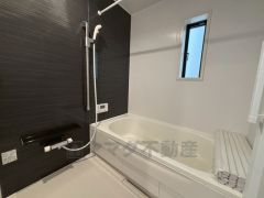 1日の疲れを癒すくつろぎのバスルーム。足を伸ばしてもゆったりと入れるサイズです。お子様と一緒にお風呂に入っても狭くないですね^^