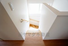 同仕様写真。お子様も高齢の方も安心して上り下りができる手摺がついた安心設計です。 階段には小窓を配置しました。日中でも暗くなりがちな階段下が明るくなり安全ですね。