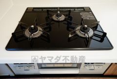 同時にたくさんの料理が調理できる3口コンロ。長時間熱を通しておきたい煮込み料理を作りながら、炒め物など同時進行で進められます。