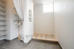 白を基調とした明るい玄関です。壁一面のシューズインクロークは家族全員の増えがちな靴や物をすっきり収納できます。