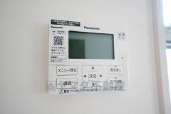 キッチン横からお湯張り、追い炊き、足し湯がボタン一つで楽々操作できる給湯機リモコンです。忙しい夕飯準備の時間帯に重宝しますね。