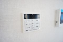 キッチン横からお湯張り、追い炊き、足し湯がボタン一つで楽々操作できる給湯機リモコンです。忙しい夕飯準備の時間帯に重宝しますね。