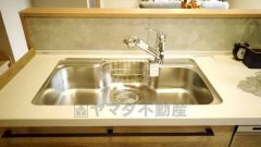 色も形もキレイなシンクは、広さも確保しているので、大きめの鍋も簡単に洗えます。