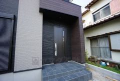 家の顔となる玄関扉がかっこいいと、たくさんの人を招き入れたくなりますね＾＾奥まって設置されており、雨にも濡れにくくなっています。