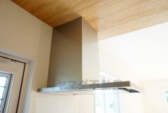 お手入れが簡単なスリム型レンジフードです。調理により発生する油煙や臭いを吸い込み、屋外へ排気してくれます。