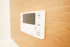 湯量・湯温の設定、そして保温までワンタッチのフルオートバス。便利な追い炊き機能付きです。