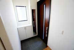 たっぷり収納できるシューズボックスです。家族全員の靴がきれいに整頓できます。棚の上にお花や写真を飾っても良いですね。