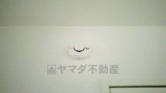 火災発生をいち早く知らせてくれる火災報知器は標準装備です。