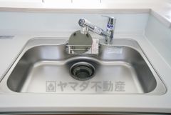 広々としたステンレスシンクには、洗剤やスポンジを収納出来るラック付き。広さも確保しているので、大きなお鍋も洗いやすいです。