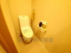 温水、暖房、ウォシュレット付の高機能トイレです。すっきりした見た目で、トイレ奥の掃除もしやすいです。