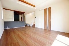 温かみのある雰囲気と、キッチンでの作業性を兼ね備え、家族の笑顔あふれる団らんのひと時をお過ごしいただける設計になっています。