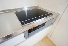 お手入れのしやすいIHクッキングヒーターです。3口コンロなので、効率よくお料理が楽しめます。毎日のお料理も楽しくなりますね＾＾
