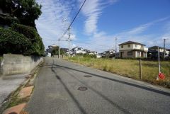 現地（2024年11月5日）撮影。住人以外の車の進入も少なく、小さなお子様を持つご家庭にも安心です。